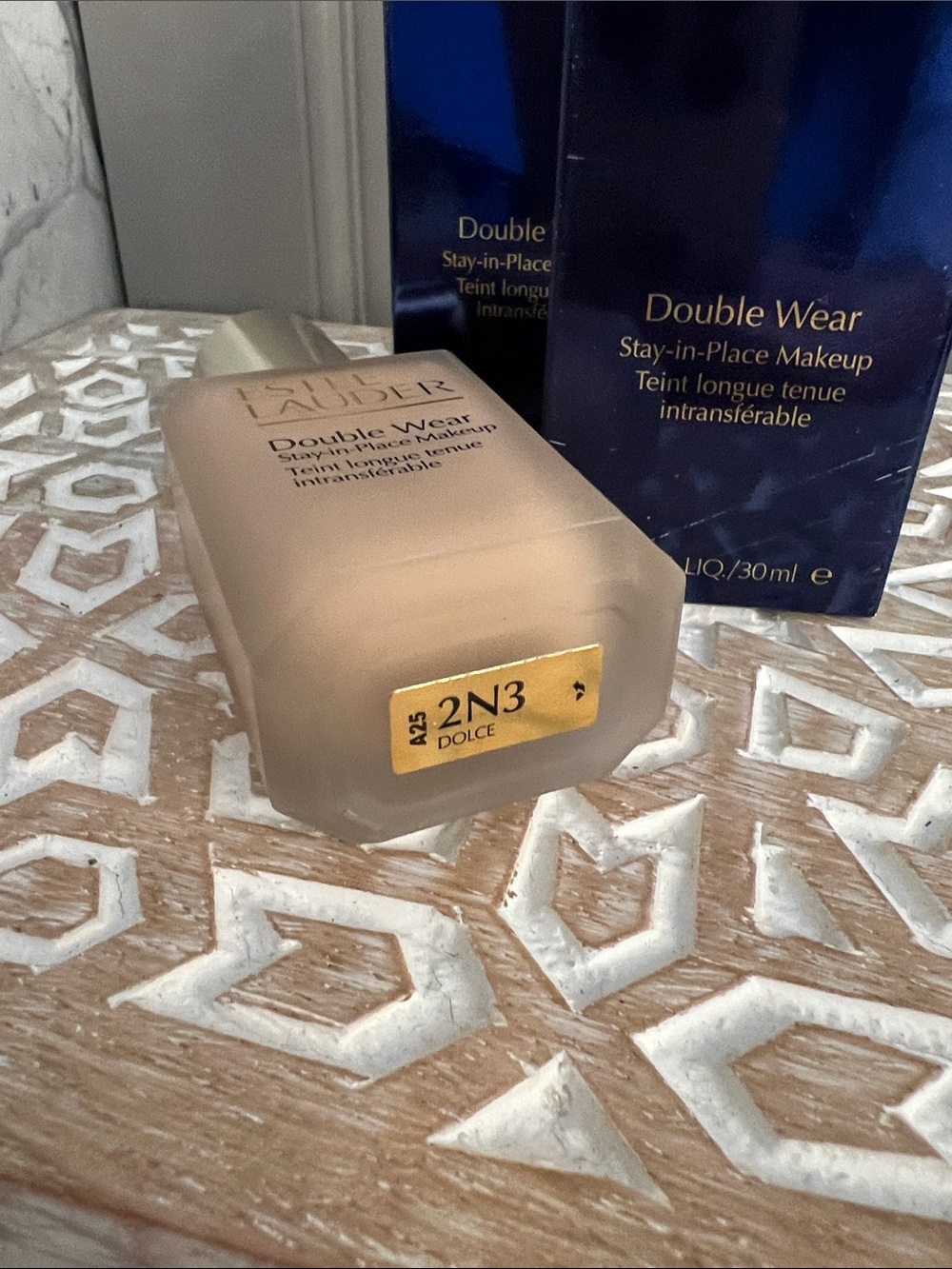 Estee Lauder Double Wear Stay-in-Place Makeup - Colors 2N1 2N3 2C2 2C3 2W1 - Picture 3 of 5